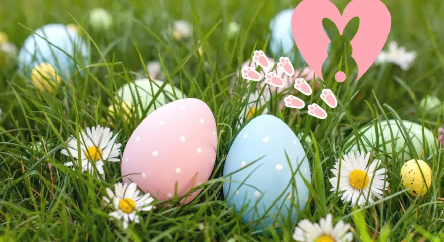 Bunte Ostereier im Gras, ein Herz mit Hase und Pfotenabdrücken. Ein fröhlicher Ostersonntag, der an die Auferstehung erinnert.