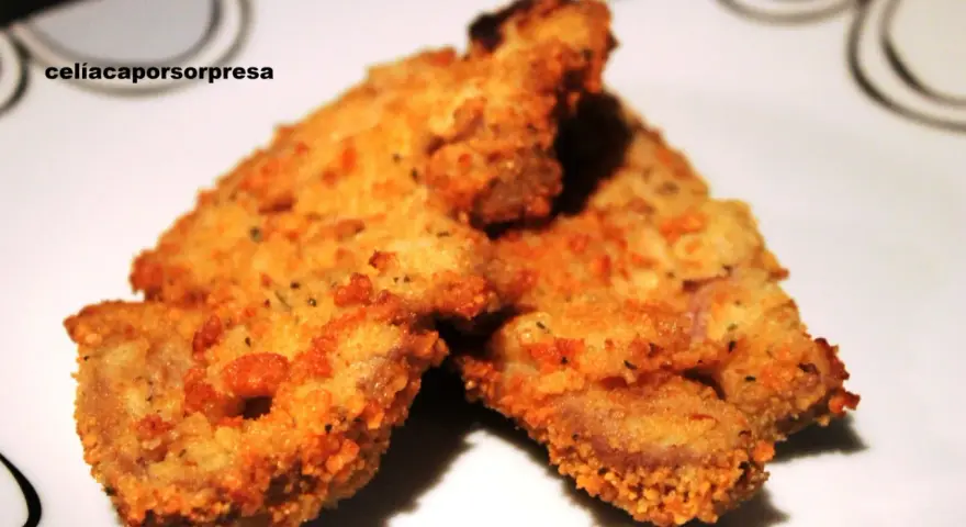 Delicioso escalope de ternera empanado, crujiente y dorado, listo para disfrutar.