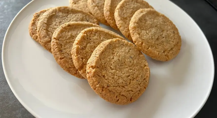 En tallrik med gyllene kardemummakakor, perfekt för fikat.
