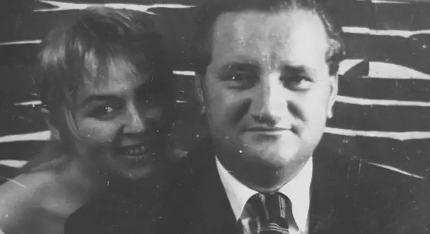 Uśmiechnięta Władysława Nawrocka z mężem, w tle abstrakcyjny wzór.