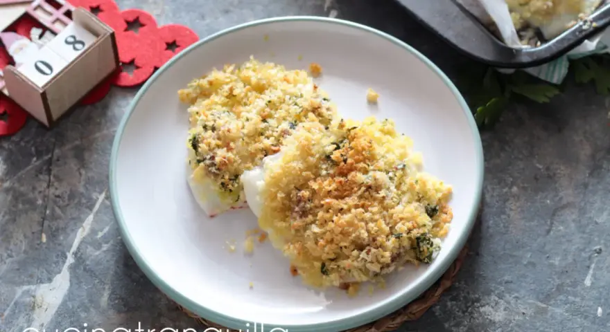 Due gustose seppie al forno, dorate e croccanti, servite su un piatto bianco.
