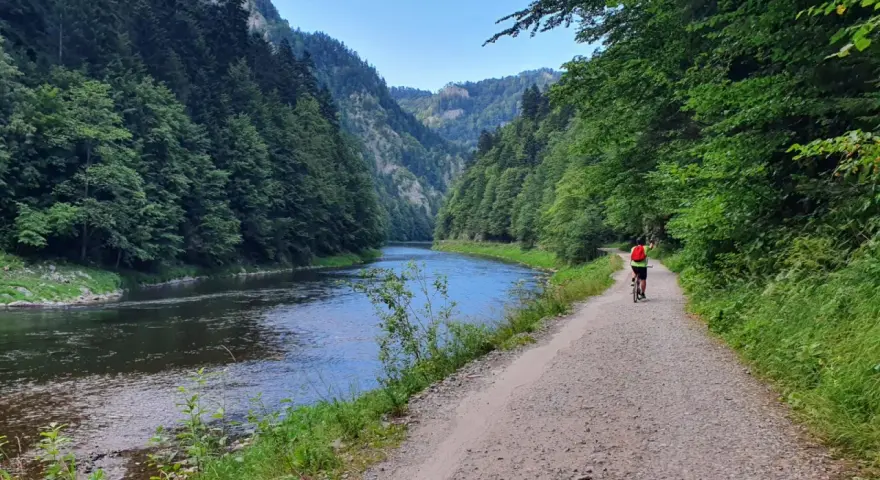 Rowerzystka na szlaku wzdłuż Dunajca. Malownicza trasa rowerowa w otoczeniu zielonych gór i rzeki. Biały Dunajec zachwyca.