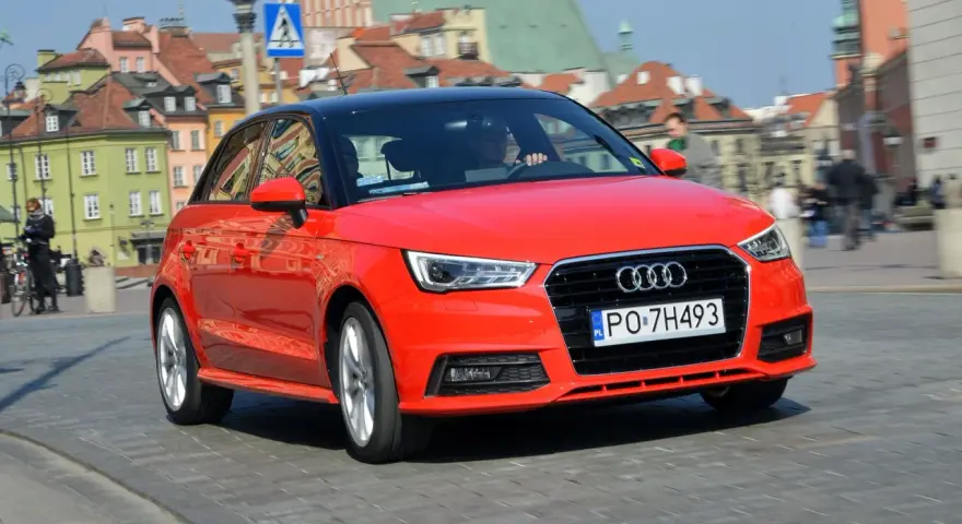 Czerwone Audi A1 1.2 TFSI na ulicach Warszawy. Choć auto wygląda świetnie, warto znać jego potencjalne wady.