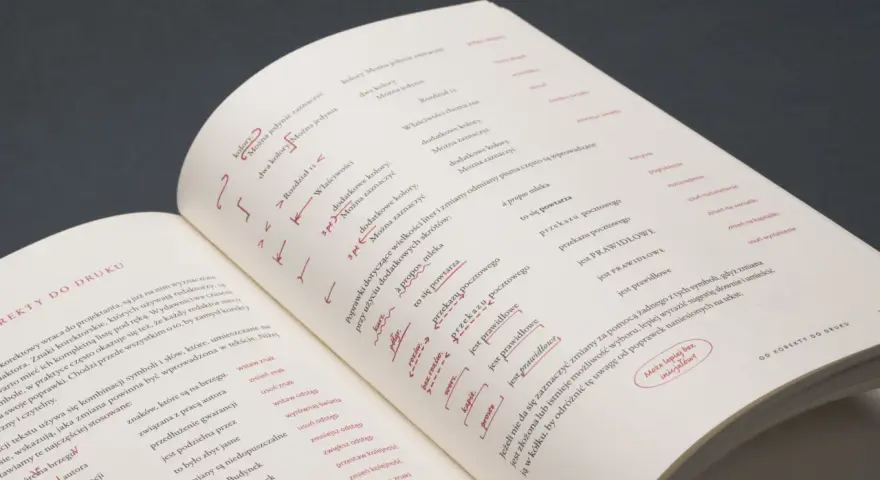 Podręcznik projektanta: typografia książki. Strona z korektami do druku, zawiera przykłady znaków korektorskich i ich znaczenia.