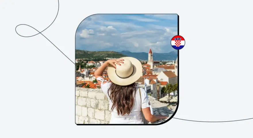 Kobieta w kapeluszu patrzy na chorwackie miasto z muru. Flaga Chorwacji.