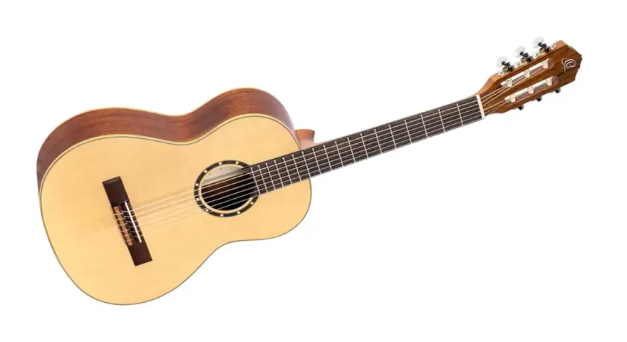 Eine helle Kindergitarre 4 Jahre, perfekt für kleine Musiker.