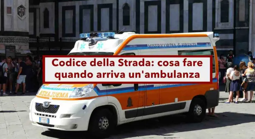 Ambulanza in primo piano, con testo "Codice della Strada: cosa fare quando arriva un'ambulanza". Rispettare l'art. 177 CDS.