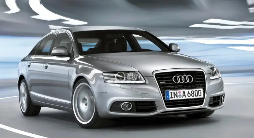 Silberner Audi A6 4F Quattro fährt durch eine beleuchtete Röhre.
