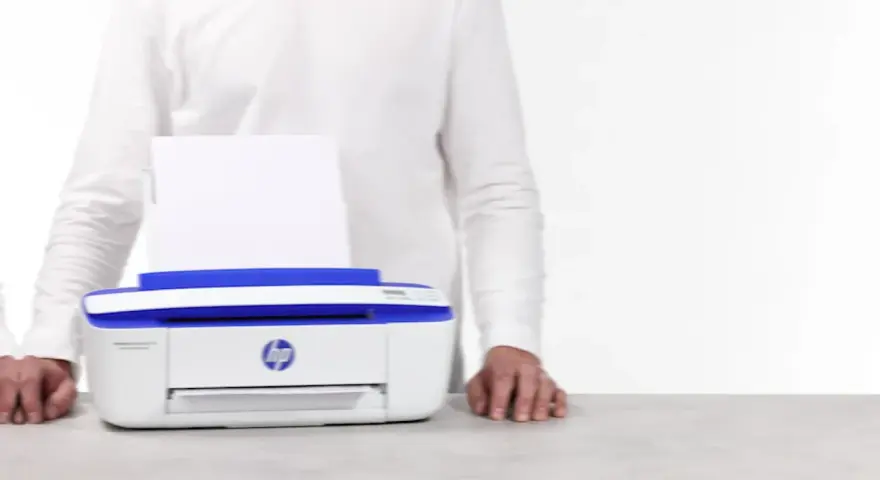Biała drukarka HP DeskJet 3790 z niebieskimi elementami, z papierem w podajniku. Ułatwia drukowanie, gdy masz instrukcję pod ręką.