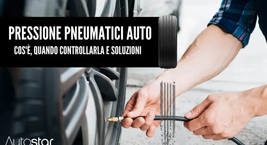 Uomo effettua controllo gomme auto con manometro. Testo: "Pressione pneumatici auto: cos'è, quando controllarla e soluzioni".
