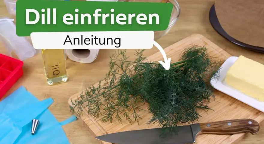 Frischer Dill liegt auf einem Holzbrett, bereit zum Dill einfrieren. Daneben liegen Öl, Butter und Küchenutensilien.