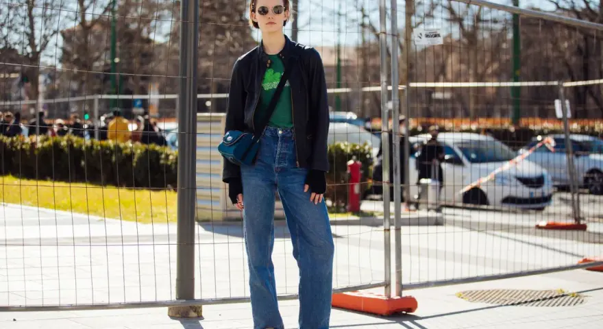 Moda casual: come abbinare Birkenstock Boston con jeans a vita alta, giacca in pelle e borsa a tracolla.