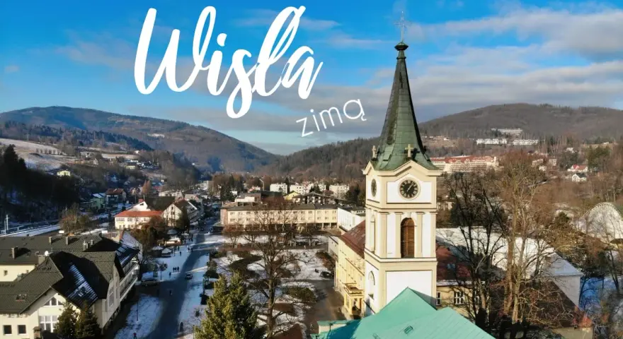 Zimowa Wisła zachwyca widokiem na kościół i ośnieżone góry. Odkryj atrakcje zimą w Beskidach!