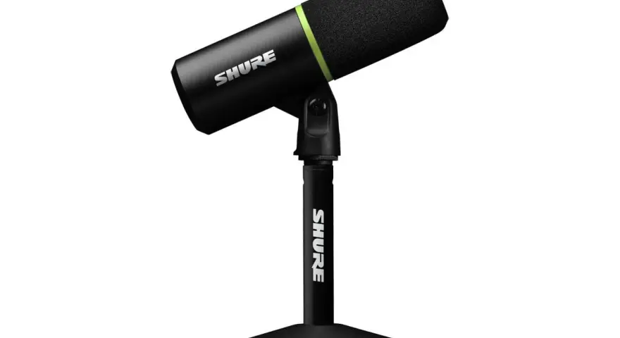 Svart Shure mikrofon med stativ, redo att fånga dina ljud. Perfekt för poddar eller musik.