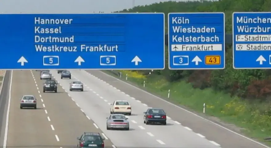 Niemieckie autostrady z tablicami kierunkowymi do Hanoweru, Dortmundu, Kolonii, Frankfurtu i Monachium.