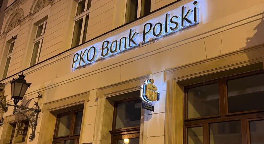 PKO Bank Polski oferuje atrakcyjne pko lokaty długoterminowe. Elegancka fasada banku nocą.