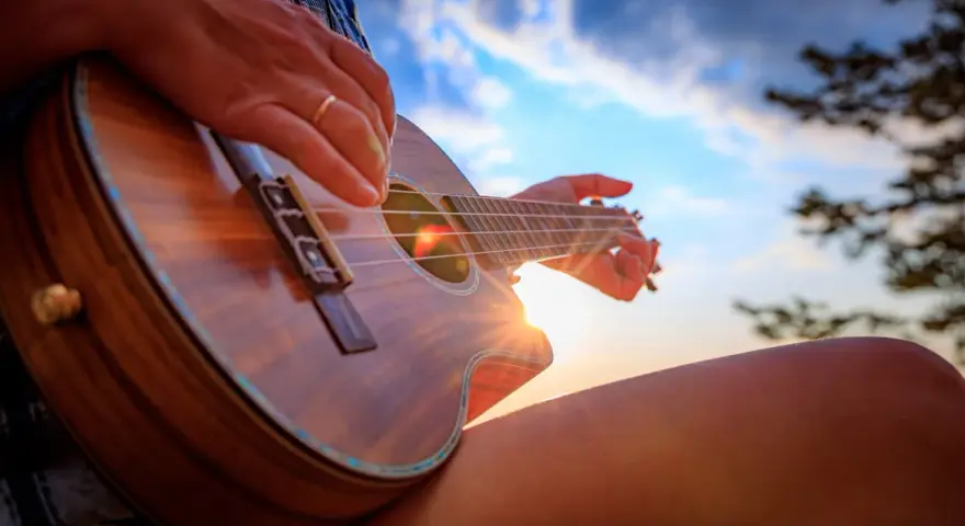 Słońce zachodzi, a ja gram na ukulele.