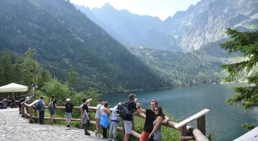Turyści podziwiają Morskie Oko. Cennik atrakcji w Tatrach jest dostępny dla każdego.