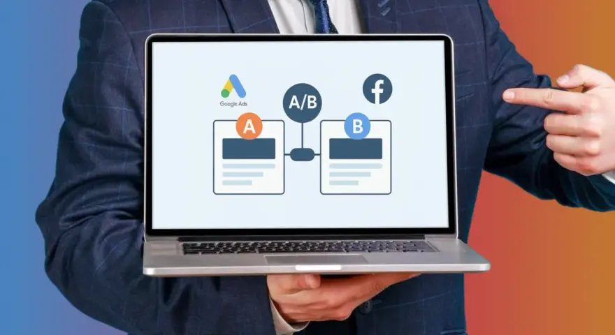 Biznesmen prezentuje test A/B kampanii PPC na laptopie, porównując Google Ads z Facebookiem.