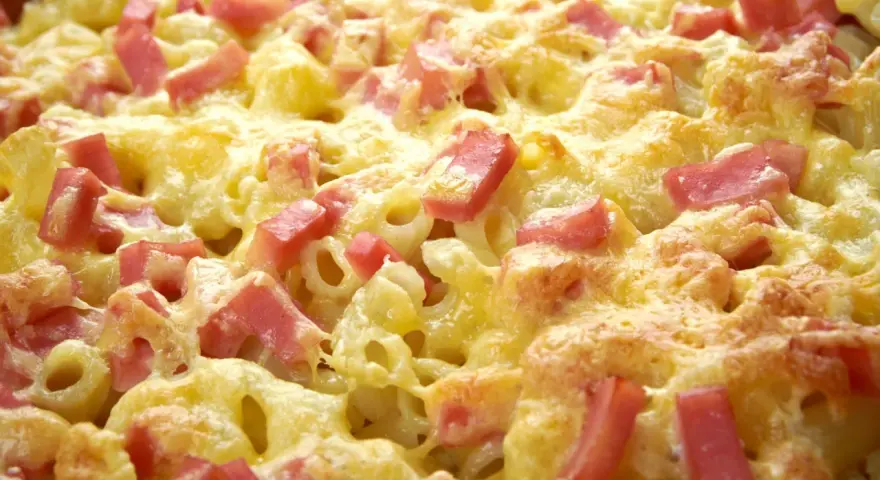 Leckerer Schinken Sahne Auflauf ohne Vorkochen, mit goldbraun überbackenem Käse und saftigen Schinkenwürfeln.