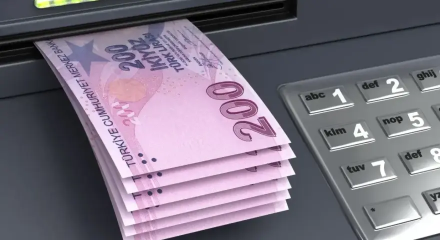 Tureckie liry wychodzące z bankomatu. Takimi banknotami zapłacisz w Turcji.
