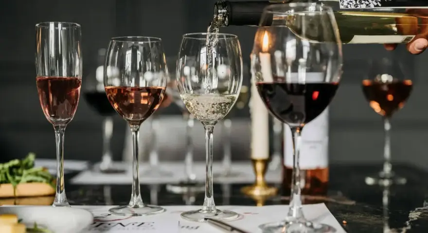 Degustacja win: różowe, białe i czerwone. Zastanawiasz się, ile kalorii ma wino półsłodkie?