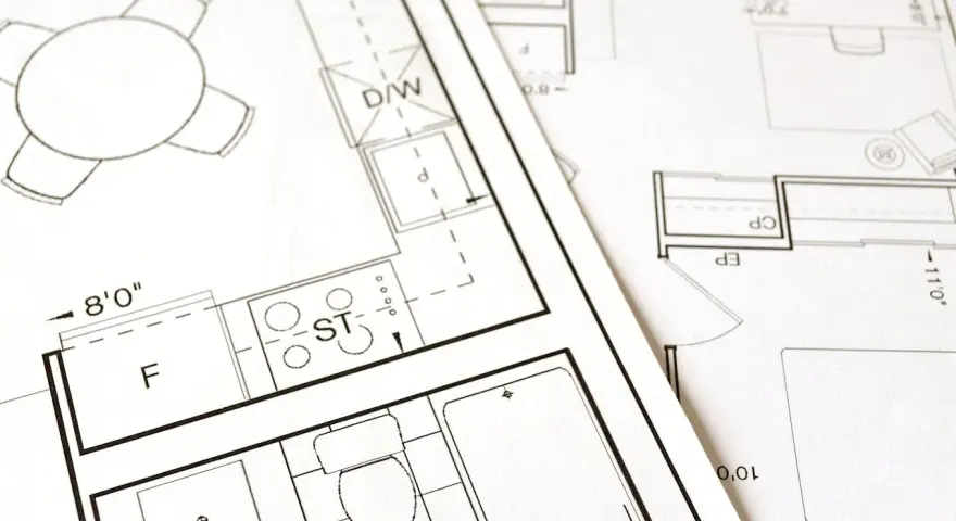 Plany architektoniczne pokazują kuchnię, łazienkę i pokoje. Zastanawiasz się, ile kosztuje adaptacja projektu?