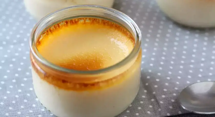 Trois pots de crème aux œufs caramel, avec une surface dorée et caramélisée. Un délice à déguster.