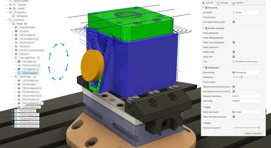 Symulacja obróbki 3+2 w Fusion 360, pokazująca ścieżki narzędzia i półfabrykat.