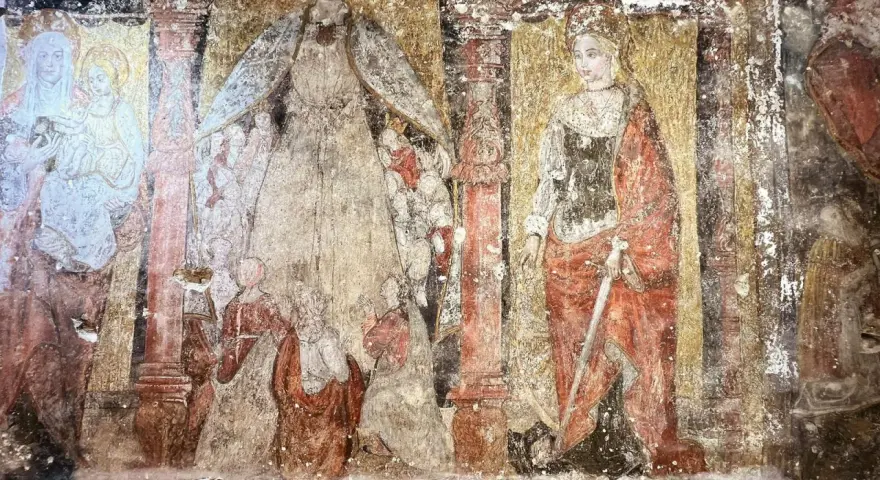Fresque dégradée, exemple de l'art de la Renaissance, montrant des figures religieuses, dont une Vierge à l'Enfant et une sainte armée d'une épée.