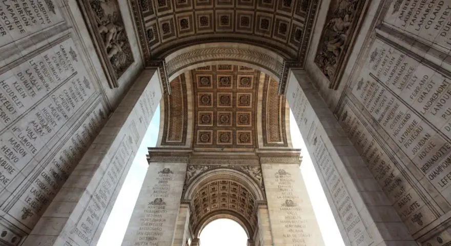 Vistas del Arco del Triunfo, con sus intrincados detalles arquitectónicos y nombres grabados.