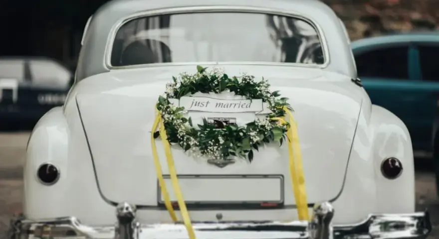 Jak ustroić auto do ślubu: 10 praktycznych pomysłów na dekoracje