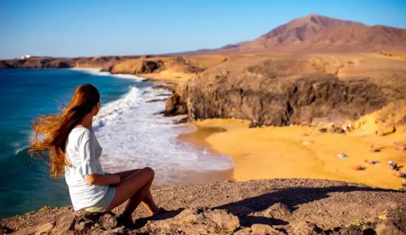 Ile trwa lot na Lanzarote z Katowic? Sprawdź różnice w czasie podróży