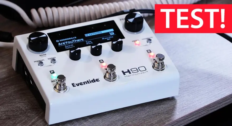 Biały efekt gitarowy Eventide H90 w teście. Na ekranie nazwa presetu "AreYouThere".