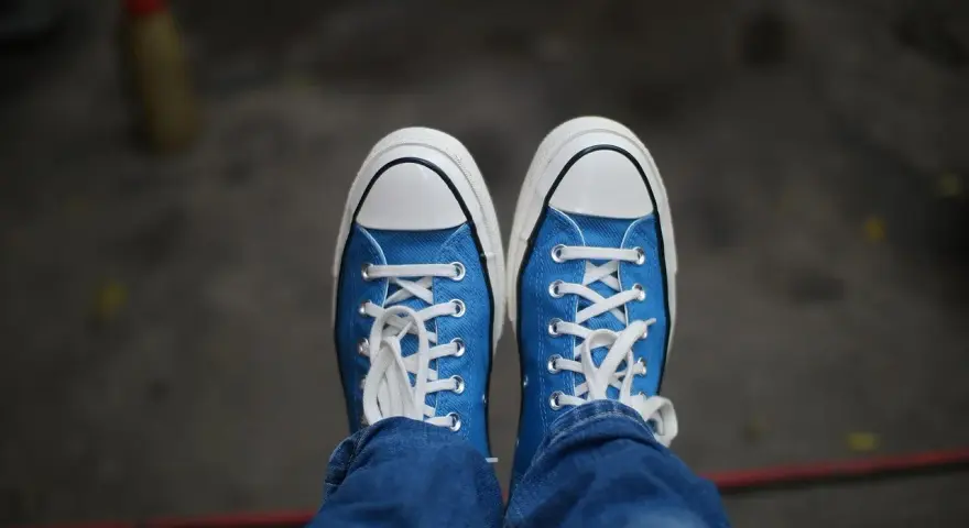 Niebieskie trampki z białymi sznurówkami i podeszwą. Czy na Zalando są oryginalne buty? Tak, można znaleźć autentyczne modele.