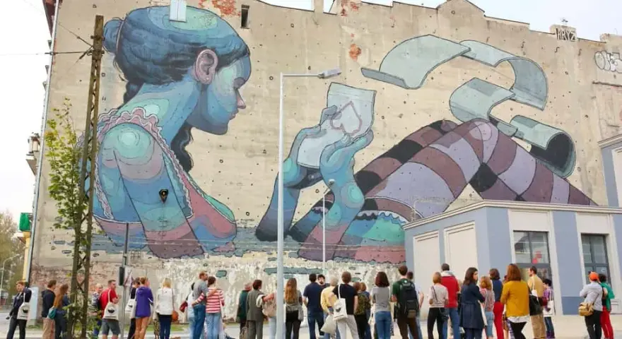 Atrakcje w Łodzi: Odkryj pofabryczne imperia, murale i filmowe sekrety