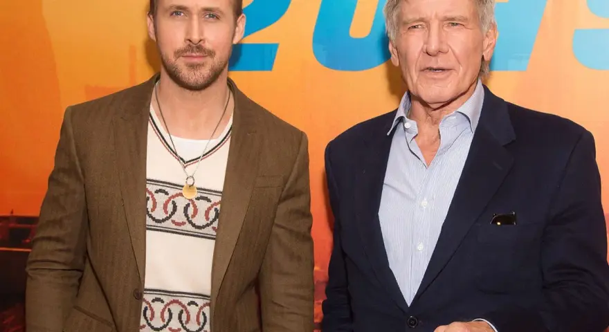Ryan Gosling con giacca e maglione a fantasia, un perfetto abbinamento giacca t-shirt uomo. Harrison Ford elegante in blu.