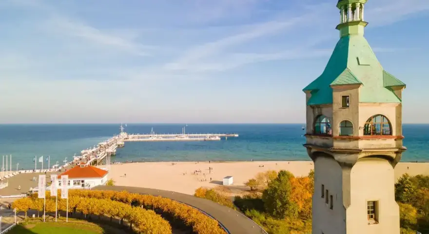 Widok na sopocką plażę i molo z perspektywy charakterystycznej latarni morskiej Sopot.