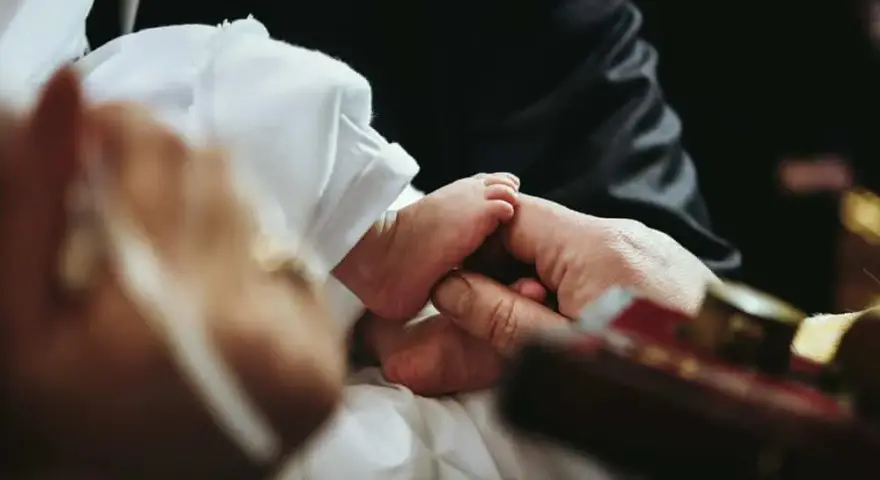 Ile trwają chrzciny? Czas trwania chrztu w kościele i jego szczegóły