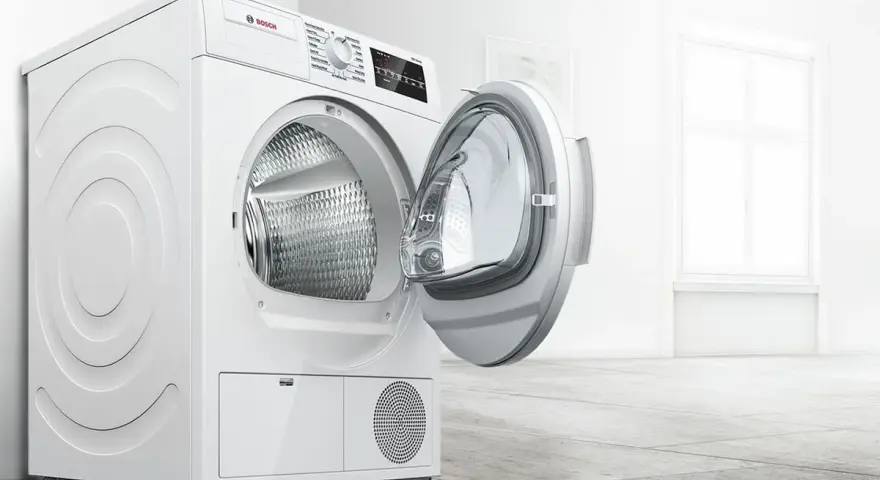 Moderner weißer Bosch Trockner mit offener Tür. Regelmäßiges bosch trockner reinigen sorgt für Langlebigkeit und Effizienz.