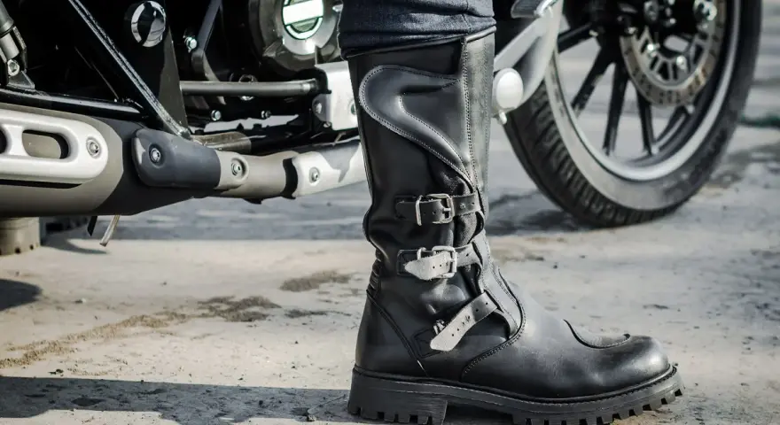 Czarne, skórzane buty motocyklowe z klamrami, idealne na każdą wyprawę. To właśnie takie buty na motocykl zapewnią komfort i bezpieczeństwo.