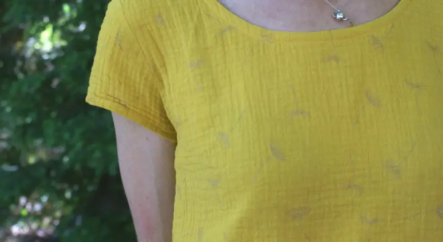 Tee-shirt jaune moutarde en double gaze imprimée de pissenlits, parfait pour coudre de la double gaze avec aisance.