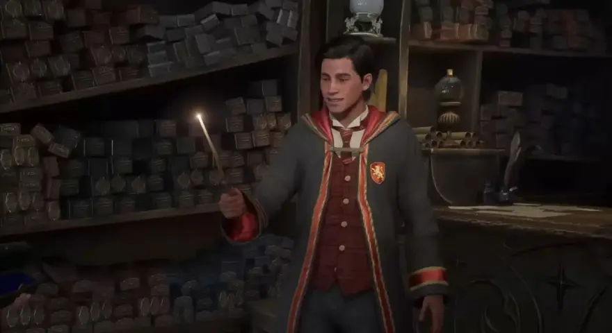 Estudiante de Hogwarts practica hechizos en la tienda de varitas, preparándose para las pruebas de Merlin en Hogwarts Legacy.