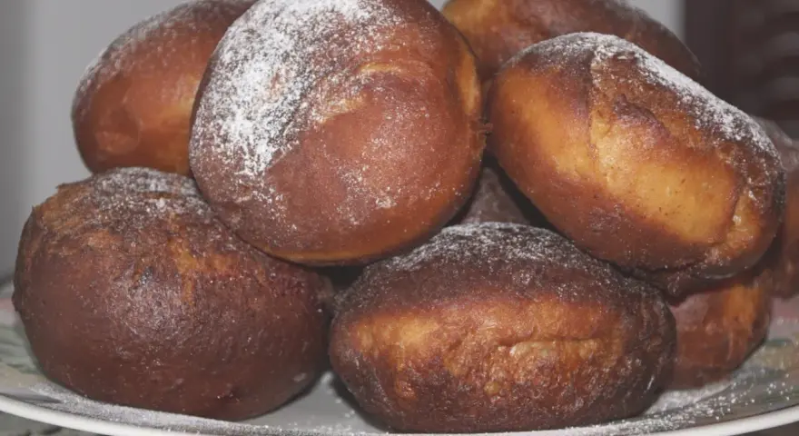 Stary przepis na pączki babci, lekko oprószone cukrem pudrem. Pachną jak dawniej!