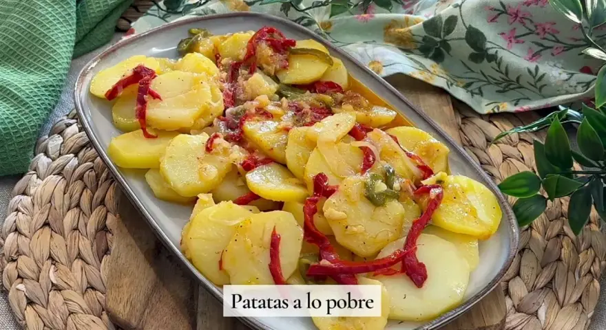 Patatas a lo pobre, la receta de la abuela, con patatas, pimientos y cebolla, un plato casero delicioso.