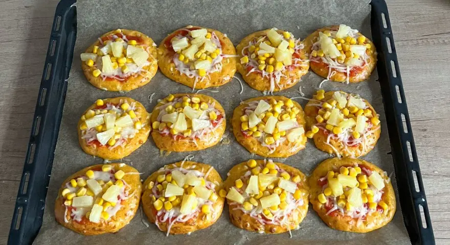 Gotowe do pieczenia pizzerinki z ananasem i kukurydzą. Idealny przepis na szybką przekąskę!