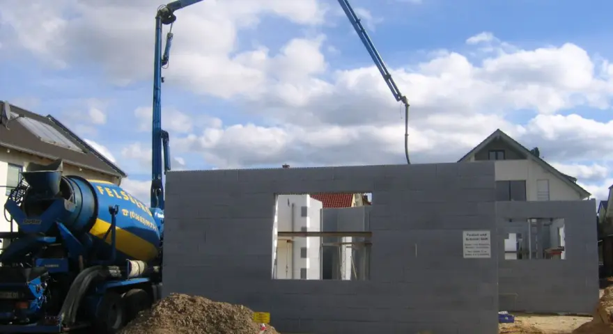 Betonowanie ścian z bloczków z betonu komórkowego. Wiele pozytywnych izodom opinie potwierdza jakość materiałów.