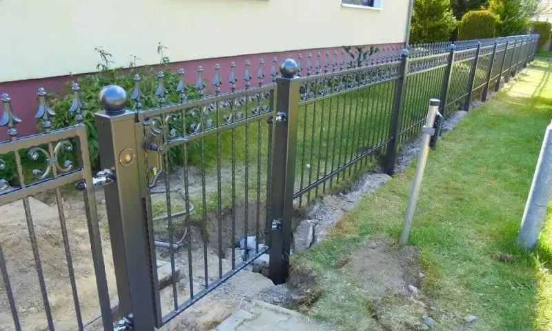 Czy mogę rozebrać płot sąsiada na mojej działce bez konsekwencji?