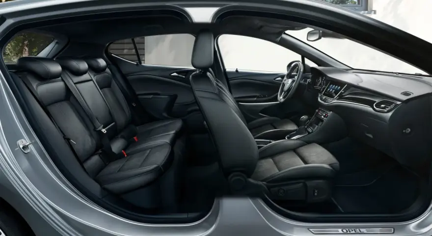 Der **Auto Aufbau innen** zeigt eine geräumige Kabine mit Ledersitzen und einem modernen Armaturenbrett.