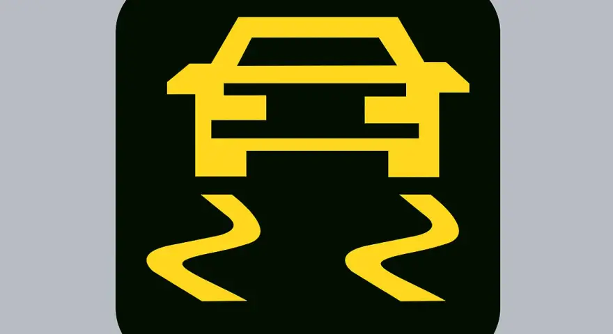 Gelbes Symbol eines Autos auf rutschiger Straße. ESP Knopf Auto leuchtet auf, wenn Traktion verloren geht.
